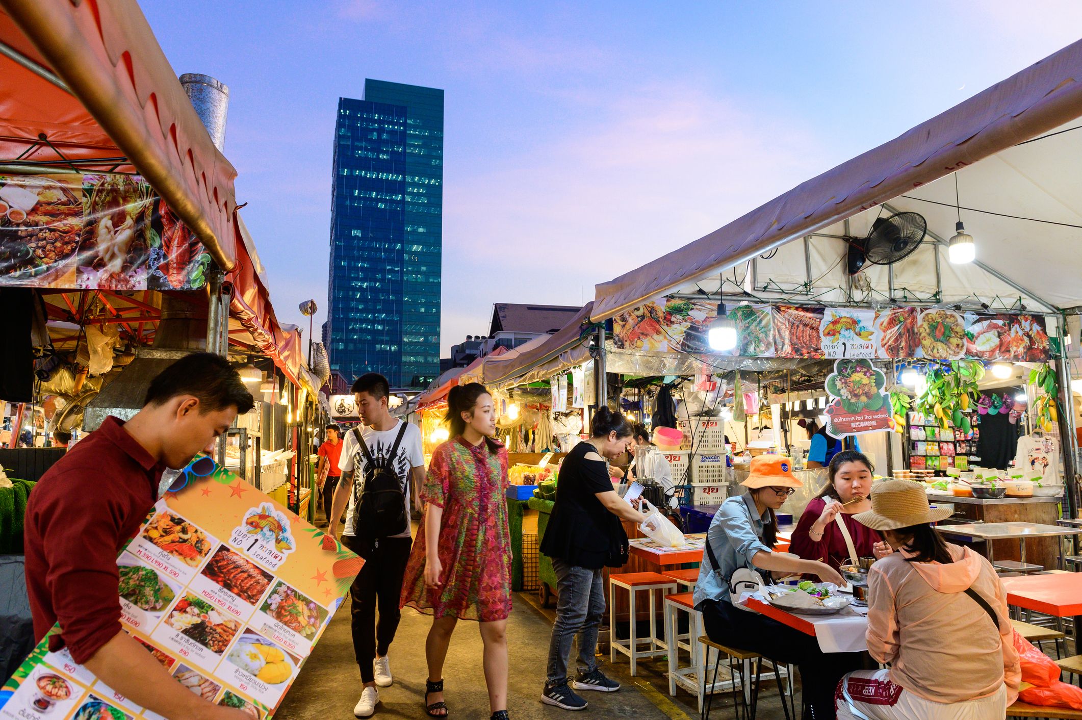 บรรยากาศของตลาดนัดกลางคืนกรุงเทพฯ