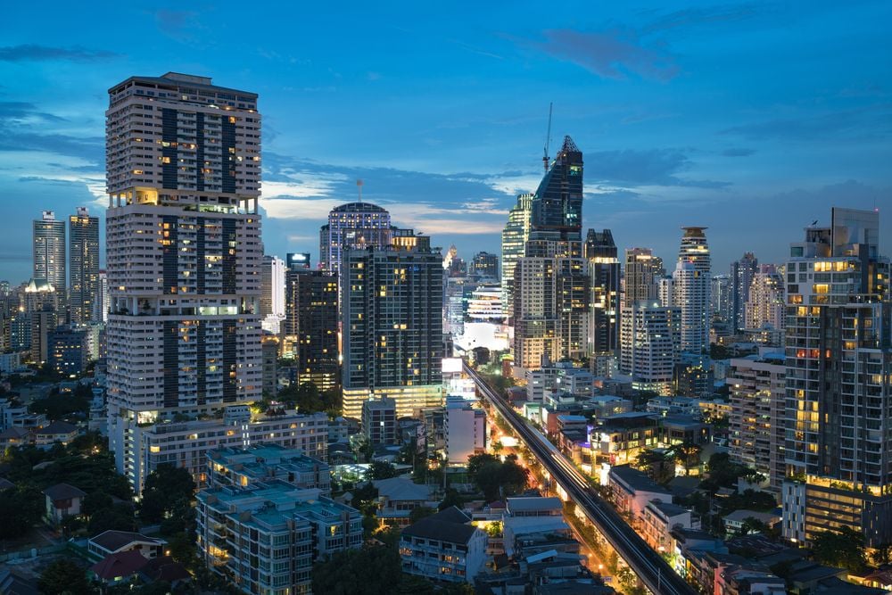 วิวเมืองยามค่ำคืนในย่านพร้อมพงษ์
