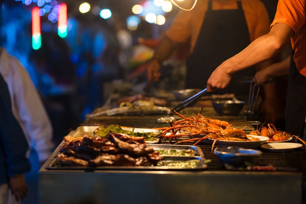 ร้านขายอาหารทะเลเผาที่ตลาดนัดตอนเย็นกรุงเทพมหานคร